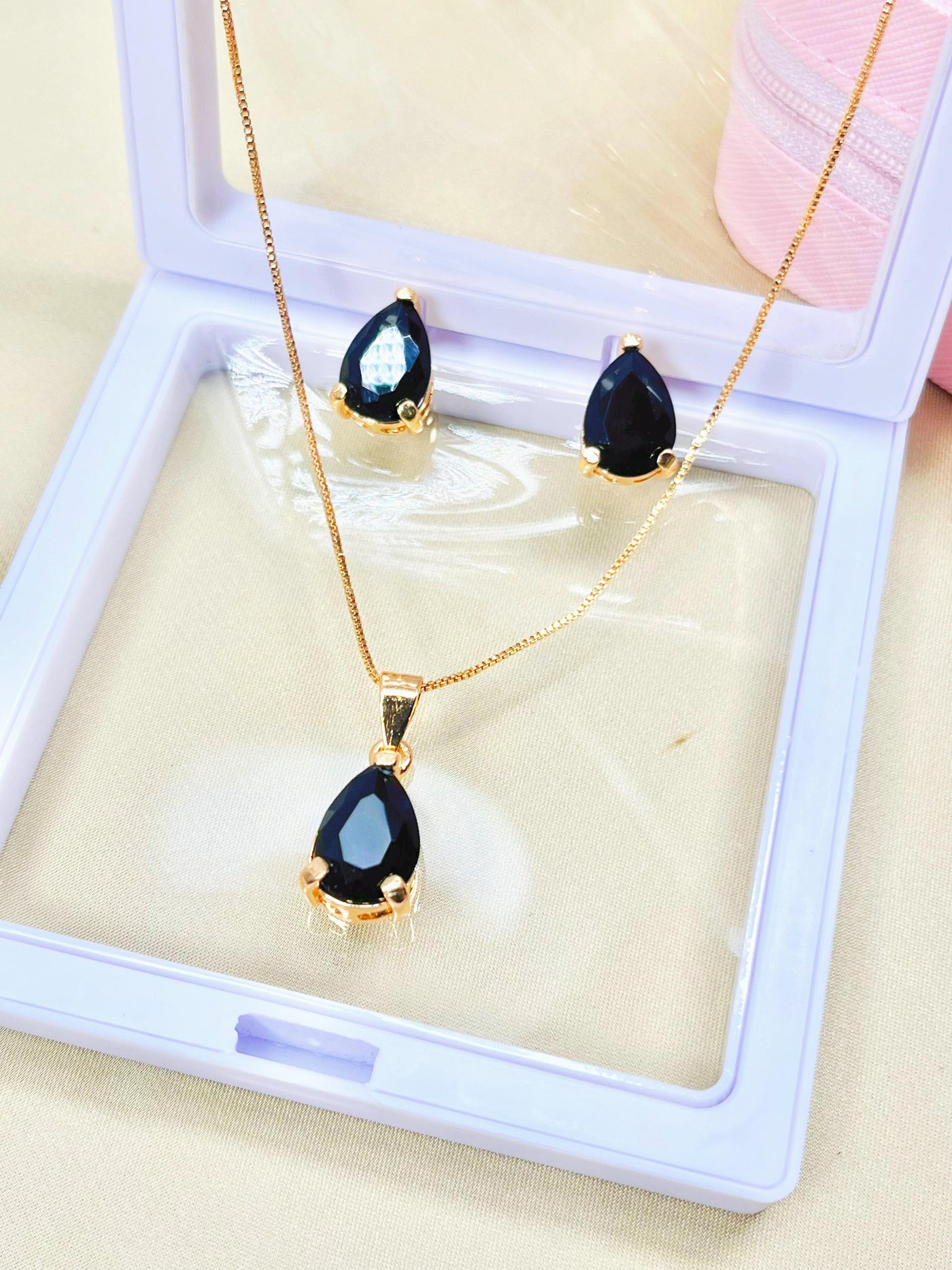 Zarkoon Premium Locket Sets – A Timeless Symbol of Elegance and Grace