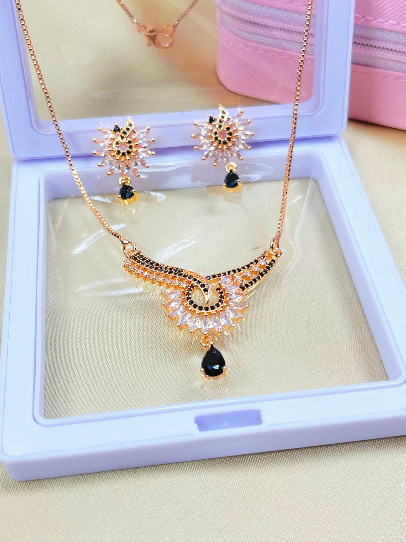 Gold plated beautifull  loket set for girls